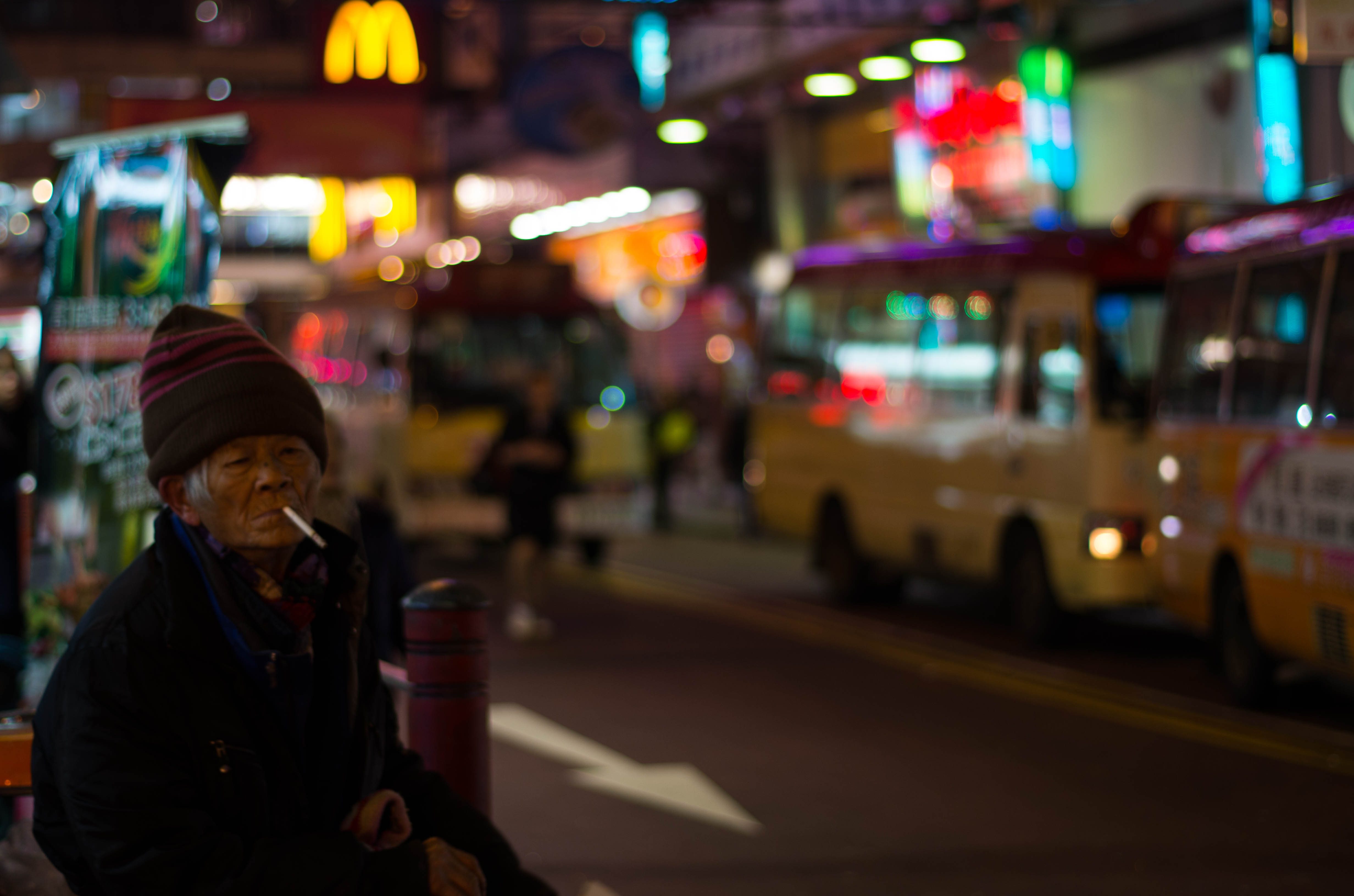 Hongkong gammal man med cigarett  